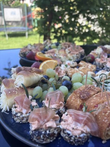 dekoracija keteringa sa sezonskim voćem, slane korpice sa pršutom, rolati