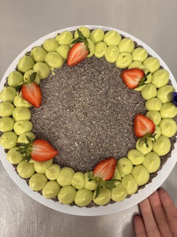 Voćna torta sa jagodama, od pistaća, kremasta i domaća