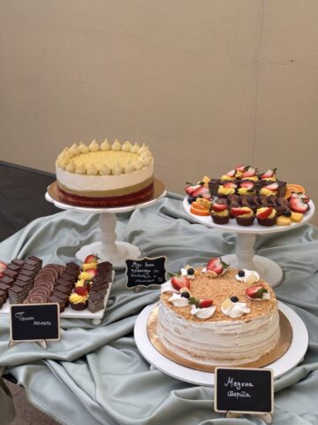 Torte i kolači poređani na stalke i ukrašeni po željii