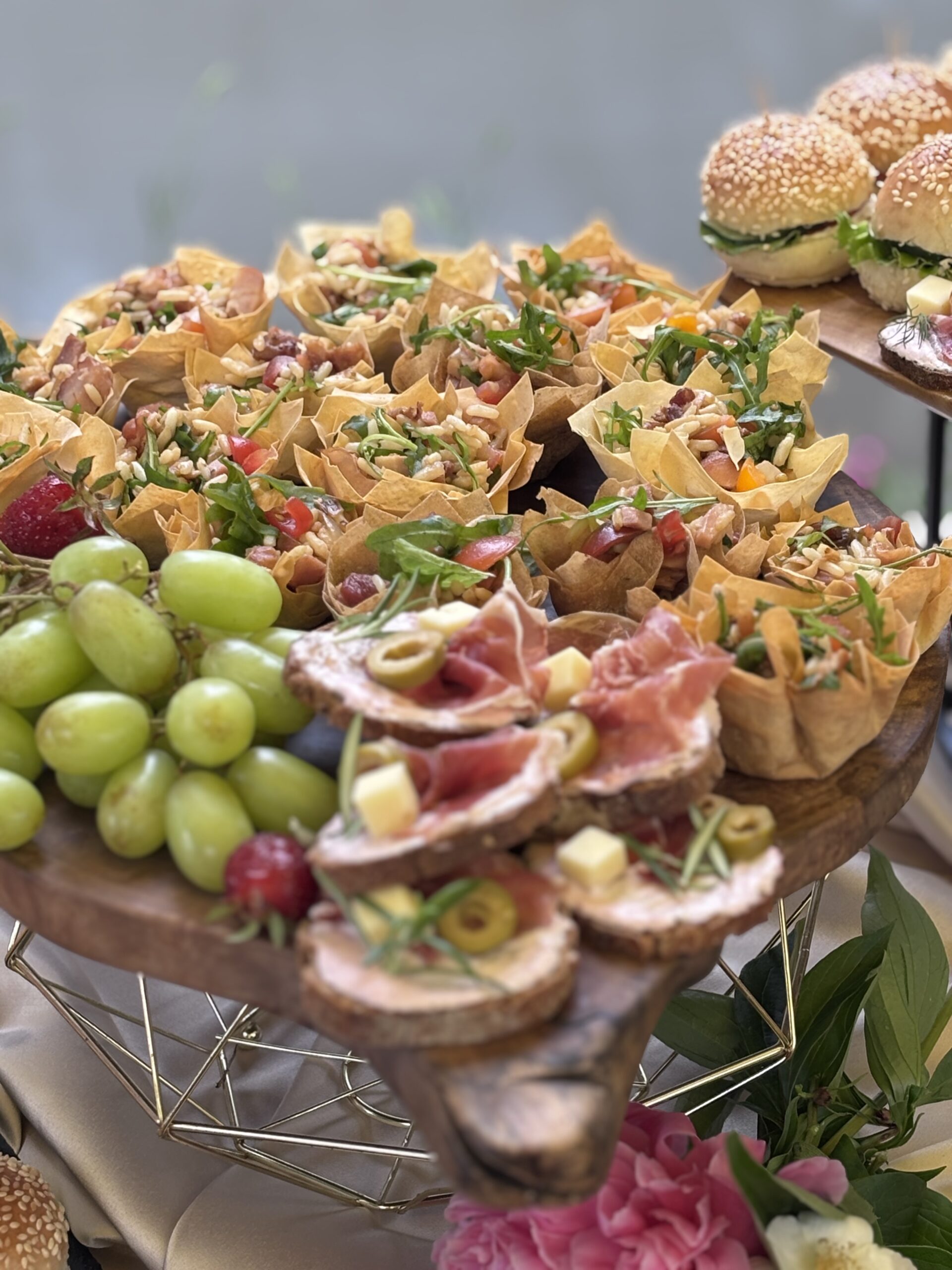 Ketering u Đakonijama - Veliki izbor hrane za proslave, uz mogućnost slaganja na daske, aranžmana i dostave u Novom Sadu