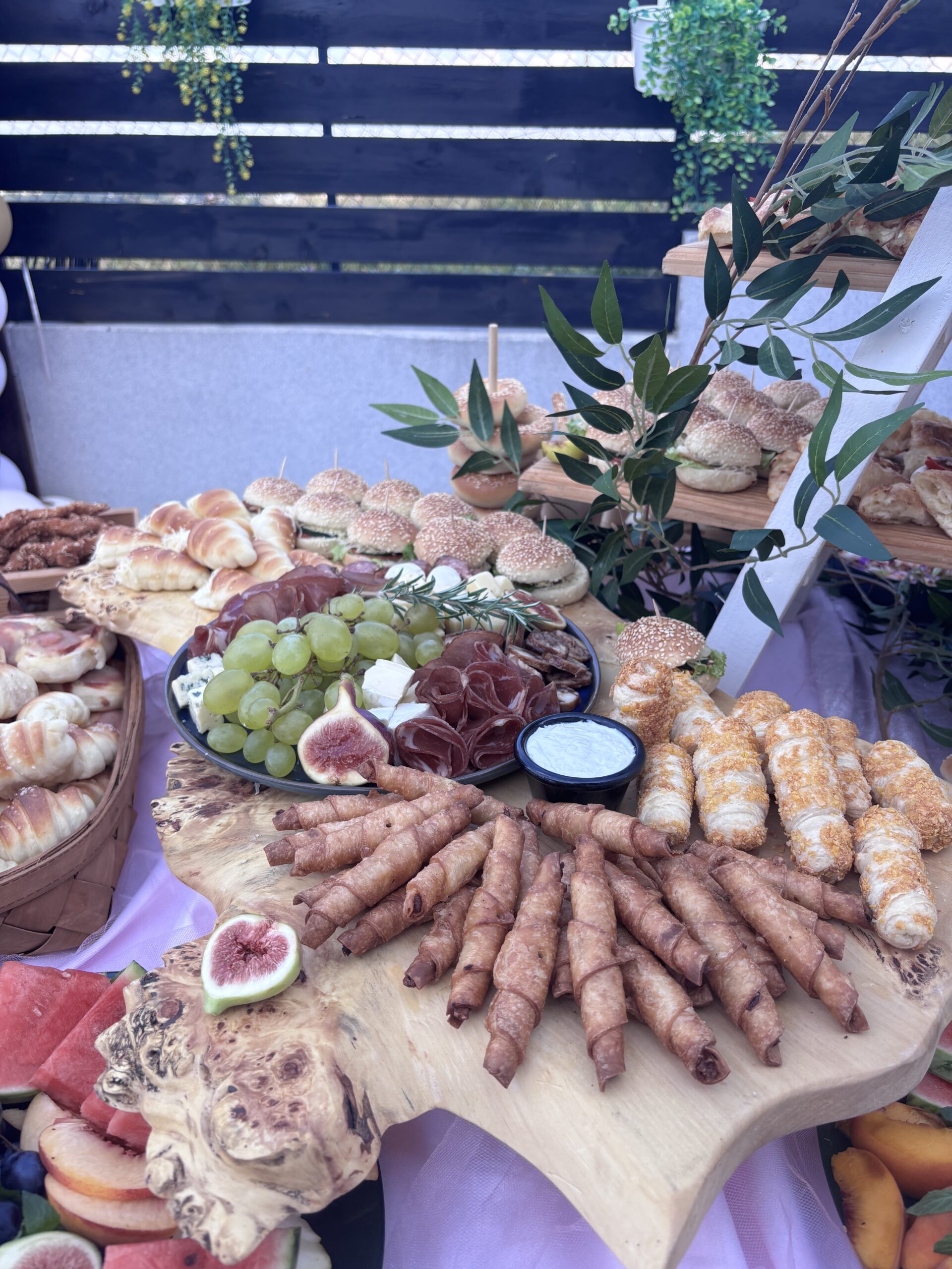 Dodatne usluge Đakonije Ketering - Dostava i slaganje na daske uz aranžman za proslavu