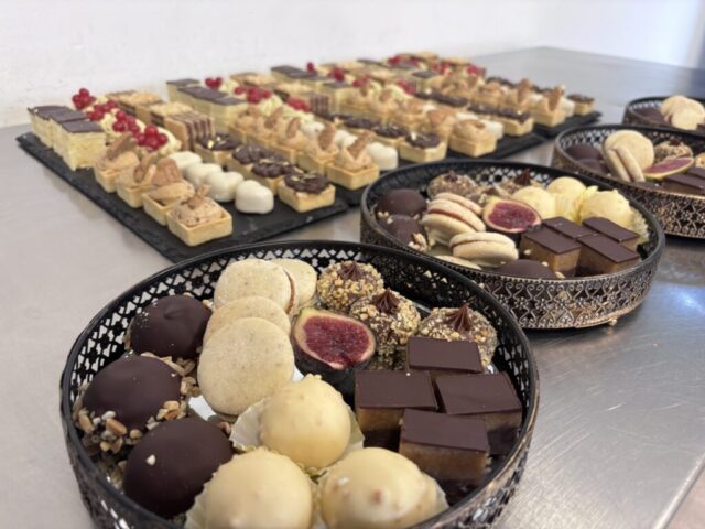 Veliki izbor sitnih kolača za slave, mogu da budu mrsni ili posni