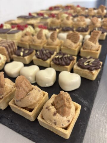 Sitni kolači u obliku srca sa plazmom u beloj čokoladi