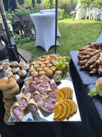Finger food ketering za događaje postavljen na daskama i dekorisan voćem
