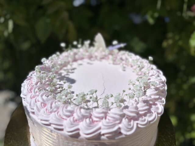 Ispiracija za tortu - Torta sa roze šlagom ukrašena belim cvetićima