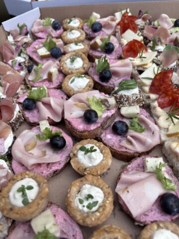 Kanapei sa namazom i mortadelom