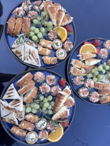 ketering miks u keramičkim tanjirima dekorisan sezonskim voćem