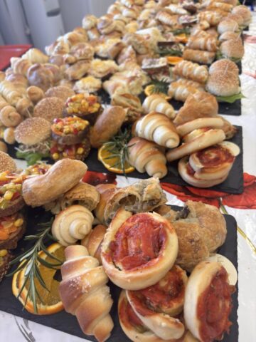 Miks kiflica, mini pica i pita složen na ovale za proslavu