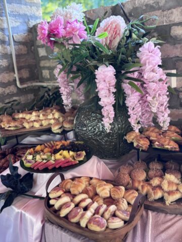 Dekoracija švedskog stola cvećem