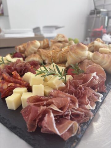 meze od pršute i sira sa kiflicama