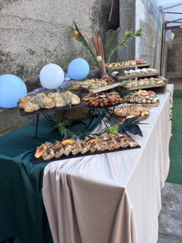 Dekorisan švedski sto sa keteringom za rođendane i proslave