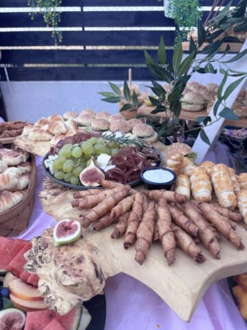 Hrskavi tahitosi sa piletinom i belim umakom po želji