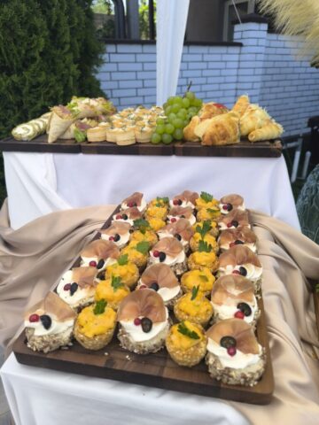 Finger Food Ketering Novi Sad Finger food posluženje sa raznovrsnim slanim zalogajima za privatne i poslovne događaje.