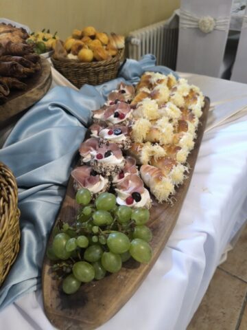 Finger Food za proslave Raznovrsni finger food zalogaji idealni za posluženje na proslavama i okupljanjima.