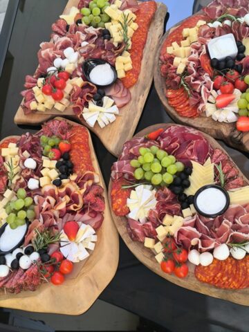 Meze dekorisano na dasci Meze sa umakom i dekoracijom od voća