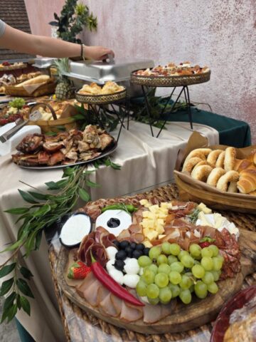 ketering meze Meze na dasci uz ketering, dekorisan grožđem