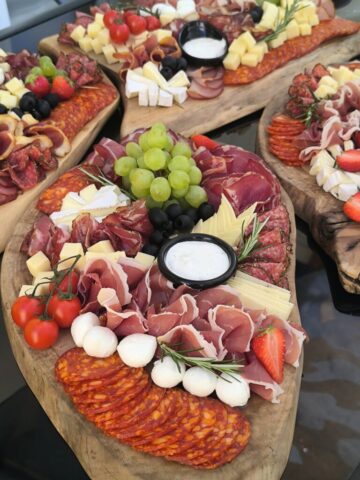 meze kulen umak meze na dasci sa kulenom i pršutom